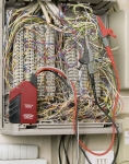 С Testboy 26 можете да проследите лесно и надеждно проводници и кабели в стени и кабелни снопове без да нарушавате тяхната изолация