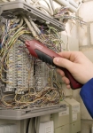 С Testboy 26 можете да проследите лесно и надеждно проводници и кабели в стени и кабелни снопове без да нарушавате тяхната изолация